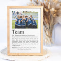 Mannschaft Definition Poster, personalisierbar mit Bild + Namen, Poster Vereinssport, Massivholzrahmen, Last Minute Geschenk Vereinsmitglied