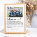 Team Definition Poster, personalisierbar mit Bild + Namen, Poster Vereinssport, Massivholzrahmen, Last Minute Geschenk Vereinsmitglied