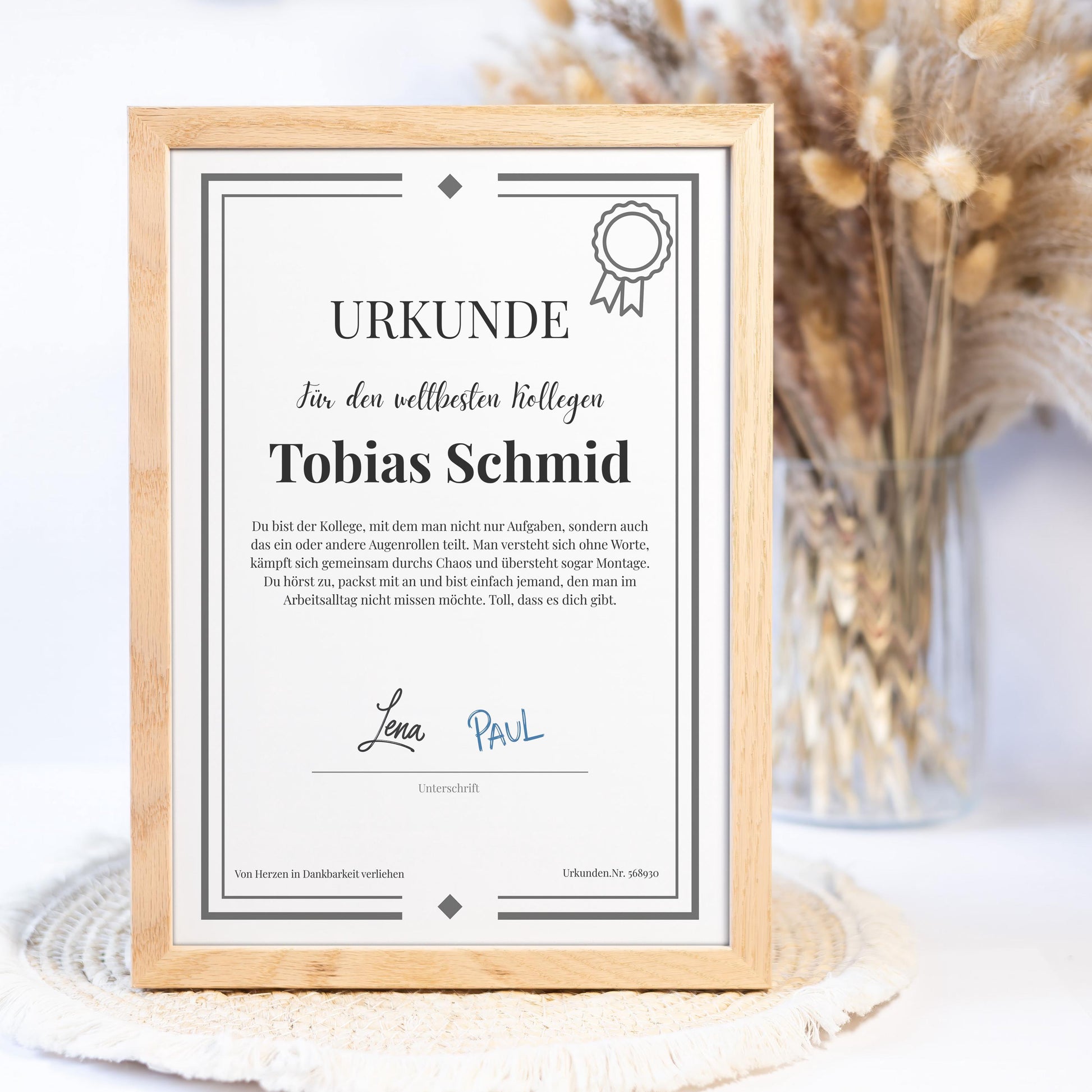 Kollegin Urkunde Poster, personalisierbar mit Namen + Text, Massivholzrahmen, verschiedene Größen, Einrahmservice, Geschenk Kollegin